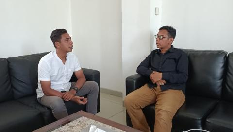 Anggota Bawaslu Kabupaten Semarang, Muharom Al Rosyid (kiri) saat berdiskusi dengan Anggota KPU Kabupaten Semarang, Agus Setiyoko (kanan) di KPU Kabupaten Semarang, Rabu 10 Juni 2026