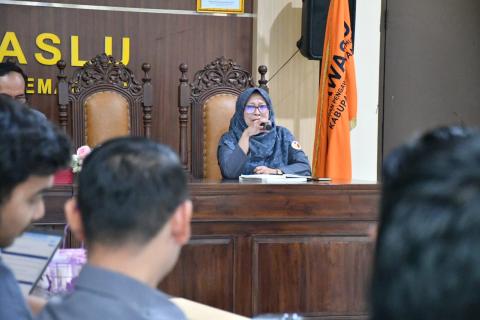 Anggota Bawaslu Kabupaten Semarang Ummi Nu'amah menyampaikan arahan terkait penguatan pencegahan, pengawasan Pemutakhiran Data Pemilih Berkelanjutan (PDPB), dan pelaksanaan Program Konsolidasi Demokrasi dalam rapat rutin mingguan Bawaslu Kabupaten Semarang di Kantor Bawaslu Kabupaten Semarang, Senin (15/6/2026).