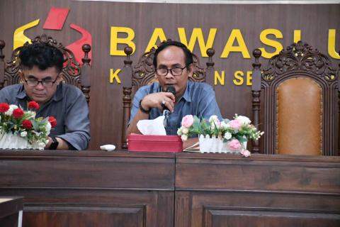 Ketua Bawaslu Kabupaten Semarang Agus Riyanto memberikan arahan dalam rapat rutin mingguan yang dihadiri jajaran pimpinan, Kepala Sekretariat, kepala subbagian, dan staf sekretariat Bawaslu Kabupaten Semarang di Kantor Bawaslu Kabupaten Semarang, Senin (15/6/2026).