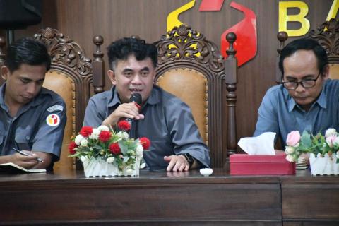 Anggota Bawaslu Kabupaten Semarang Nurkus Budiyantomo menyampaikan arahan terkait persiapan Monitoring dan Evaluasi Keterbukaan Informasi Publik oleh Komisi Informasi Provinsi Jawa Tengah dalam rapat rutin mingguan Bawaslu Kabupaten Semarang di Kantor Bawaslu Kabupaten Semarang, Senin (15/6/2026).