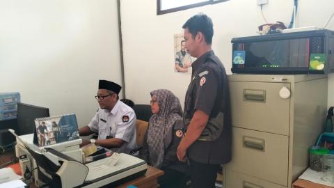 Koordinator Divisi Hukum dan Penyelesaian Sengketa Bawaslu Kabupaten Semarang, Ummi Nu'amah, didampingi Statf Teknsi pada Subbag P3SP2H, M. Budi Purwanto Saat melakukan Pengawasan Langsung Terhadap pelaksanaan verifikasi administrasi pemutakhiran data dan dokumen partai politik berkelanjutan melalui Sistem Informasi Partai Politik (Sipol) di Kantor KPU Kabupaten Semarang, Senin (29/6/2026)