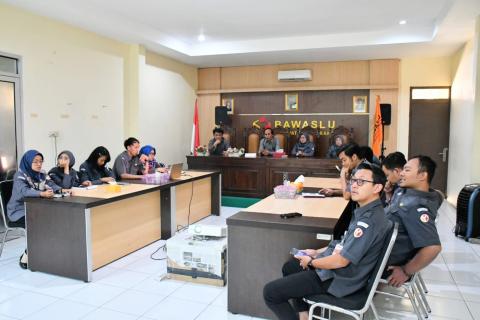 Pemaparan pengisian SAQ dan diskusi studi kasus permohonan informasi publik oleh staf pelaksana PPID