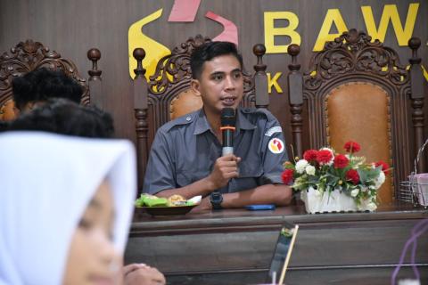Koordinator Divisi Pencegahan, Parmas dan Humas Bawaslu Kabupaten Semarang, Muharom Al Rosyid dalam kegiatan Rapat Persiapan Pendidikan Pengawas Partisipatif Tahun 2026, Senin 13 Juli 2026