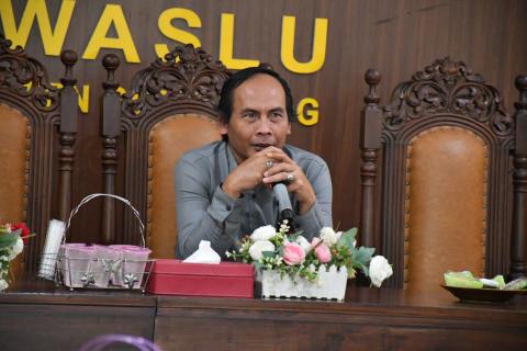 Ketua Bawaslu Kabupaten Semarang, Agus Riyanto dalam kegiatan Rapat Persiapan Kegiatan Pendidikan Pengawas Partisipatif Tahun 2026 di Aula Bawaslu Kabupaten Semarang, Senin 13 Juli 2026