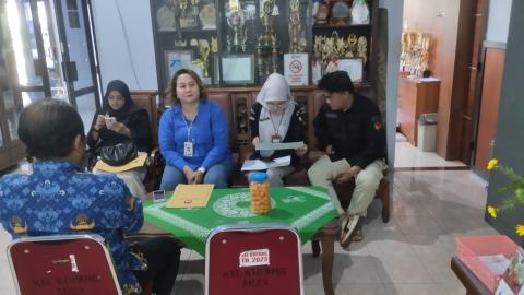 Anggota Bawaslu Kabupaten Semarang, Nurkus Budiyantomo (kanan) saat melakukan pengawasan coktas tahap II Triwulan III di Kelurahan Kupang, Kamis 17 September 2026