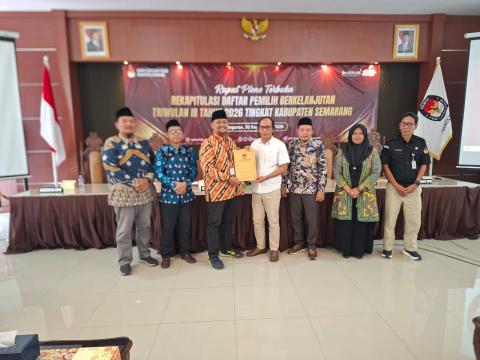 Serah terima berita acara dari Ketua KPU Kabupaten Semarang (Kiri) kepada Ketua Bawaslu Kabupaten Semarang (Kanan)