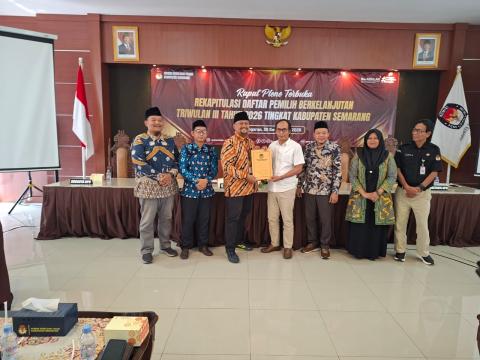 Ketua Bawaslu Kabupaten Semarang, Agus Riyanto (seragam putih) saat menghadiri dan mengawasi kegiatan Rapat Pleno Terbuka Rekapitulasi PDPB Triwulan III Tahun 2026 di KPU Kabupaten Semarang
