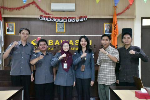Widya Astuti, S.I.P (Tengah) bersama Staf Bawaslu Kabupaten Semarang dan Mahasiswa UNDARIS berkolaborasi dalam pengujian Platform PARTISIPA