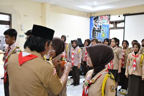 Ketua Majelis Pembimbing Saka Adhyasta Pemilu Bawaslu Kabupaten Semarang, Agus Riyanto saat mengukuhkan Anggota Saka Adhyasta Pemilu Bawaslu Kabupaten Semarang, Rabu 21 Oktober 2026
