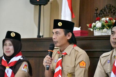 Ketua Majelis Pembimbing Saka Adhyasta Pemilu, Agus Riyanto saat memberikan sambutan dalam kegiatan pengukuhan anggota Saka Adhyasta Pemilu, Rabu 21 Oktober 2026