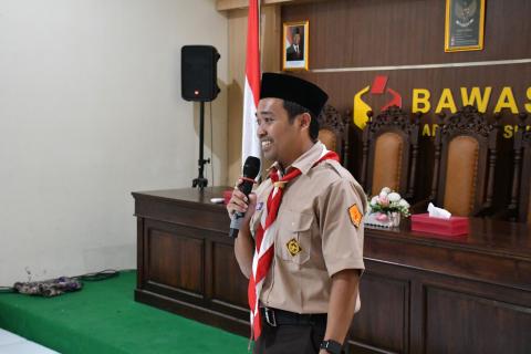Staf Sekretariat Bawaslu Kabupaten Semarang, Khoirul Umam saat menjelaskan informasi dan langkah teknis kegiatan pembinaan Saka Adhyasta Pemilu, Rabu 21 Oktober 2026