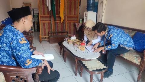Staff Sekretariat Bawaslu Kabupaten Semarang dan Kepala Sekolah SMK Muhammadiyah Ungaran sedang melakukan pencocokan data 5 siswa yang belum terdaftar dalam PDPB