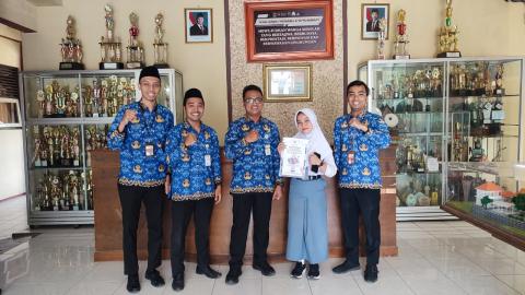 Tim Subbagian Pengawasan Pemilu dan Humas Sekretariat Bawaslu Kabupaten Semarang bersama pihak SMA Negeri 2 Ungaran dalam koordinasi penguatan keterbukaan informasi publik dan sosialisasi akses informasi kepemiluan dan demokrasi, Rabu (28/10/2026).