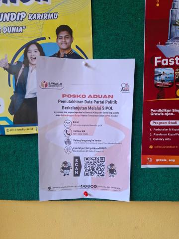 Poster Posko Aduan Pengawasan Pemutakhiran Data Partai Politik Berkelanjutan (PDPPB) pada mading SMK NU Ungaran, Rabu (28/10/2026).