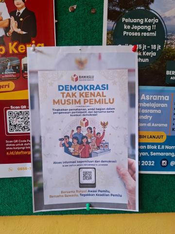 Poster edukasi akses informasi kepemiluan dan demokrasi pada papan mading SMK NU Ungaran pada Rabu (28/10/2026).