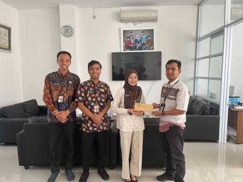 Penyerahan Surat Himbauan Penyusunan Daftar Pemilih Berkelanjutan Triwulan IV Tahun 2026 oleh perwakilan Bawaslu Kabupaten Semarang, Widya Astuti yang diterima langsung oleh Perwakilan KPU Kabupaten Semarang, Achmad Maulidini
