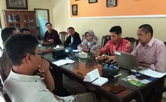 Sosialisasi Tolak Politik Uang Melalui Program Siaran Radio " Guyon Maton "