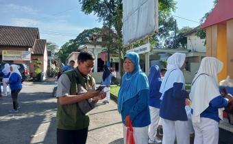 Patroli Pengawasan di Lapangan Bergas, Panwascam Bertemu Warga dan Lansia