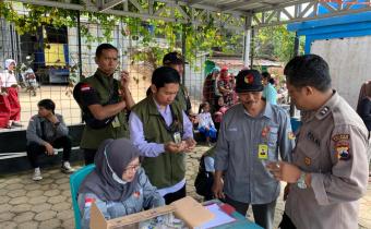 Panwascam Jambu Patroli Pengawasan Kawal Hak Pilih, Seorang Anggota Polisi Cek Namanya dalam DPT Online