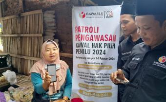 Panwaslu Kecamatan Kaliwungu Pastikan Hak Pilih Warga di Pusat Perbelanjaan Pasar Rakyat Desa Mukiran Tetap Aman