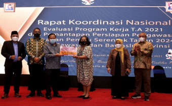 Bawaslu Serahkan Bantuan Korban Erupsi Gunung Semeru