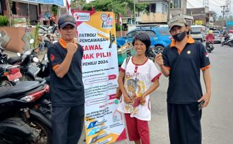 Menyisir Keramaian Pasar Suruh, Panwascam Sampaikan Informasi Hak Pilih Secara Utuh