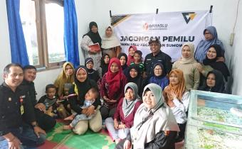 Panwascam Sumowono Jagongan Pemilu dengan Ibu-ibu