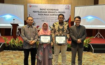 Ummi Nu’amah bersama Agus Supriadi menerima piagam penghargaan dari Ketua Bawaslu Provinsi Jawa Tengah, Muhammad Amin (kanan) dan Anggota Bawaslu Provinsi Jawa Tengah, Sosiawan (kiri).