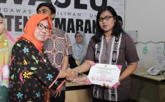 Bawaslu Serahkan Santunan Empat Tenaga Panwas yang Sakit Saat Bertugas