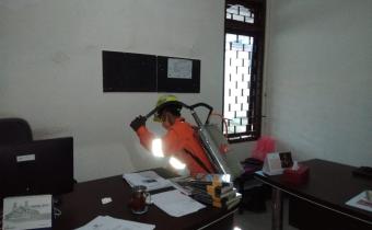 Cegah Korona, Kantor Bawaslu Kabupaten Semarang Disemprot Disinfektan