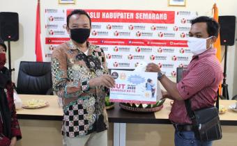 Peringati HUT Ke-12, Bawaslu Lakukan Donor Darah dan Pembagian Sembako di Tengah Pandemi Covid-19