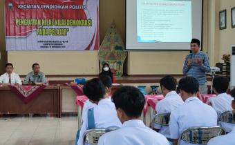 Bawaslu Mengajak Pejalar SMA Negeri 2 Ungaran Untuk Menjadi Pengawas Partisipatif pada Pemilu 2024