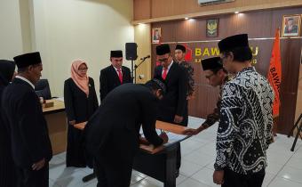 Lantik 3 PAW Panwascam, Ketua Bawaslu : Harus Segera Menyesuaikan!