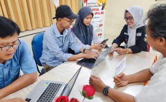 Patroli Pengawasan di Balai Desa Leyangan, Panwascam Ungaran Timur Berikan Sosialisasi Kepada Warga dan Perangkat Desa