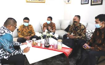 Bawaslu Kabupaten Semarang Menyerahkan Laporan Akhir Kehumasan kepada Bawaslu RI