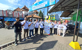 Patroli Pengawasan di Pasar Karangjati, Panwascam Bergas Pastikan Warga Telah Dicoklit dan Terdaftar pada Data Pemilih