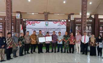 Foto bersama Ngesti Nugraha, Agus Riyanto, Bambang Setiyono, perwakilan Forkompimda beserta Komisioner Bawaslu dan KPU Kabupaten Semarang, Jumat 10 November 2023