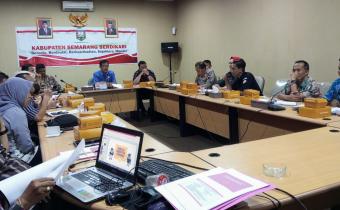 Anggota Bawaslu Kabupaten Semarang, Muharom Al Rosyid menyampaikan paparan pada rapat koordinasi Tim Desk Pilkada 2024, di Ruang Rapat Sekda Kabupaten Semarang, Selasa (28/11/2023)