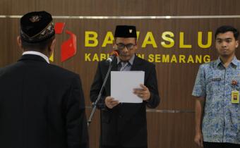 Ketua Bawaslu Kabupaten Semarang, Agus Riyanto mengambil sumpah/janji jabatan anggota Panwascam pada Pemilu 2024 kepada PAW panwascam terlantik