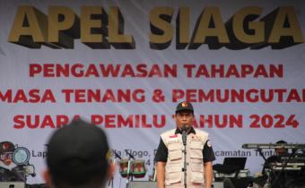 Ketua Bawaslu Kabupaten Semarang, Agus Riyanto bertindak sebagai pembina apel siaga