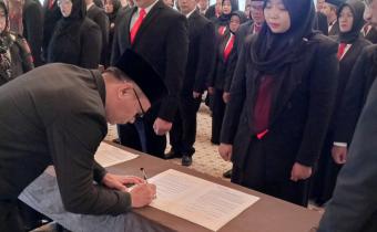 Ketua Bawaslu Kabupaten Semarang Agus Riyanto memberikan pengesahan sumpah dan janji pelantikan Panwascam se-Kabupaten Semarang, di Hotel Griya Persada Bandungan,Jum'at 24 Mei 2024