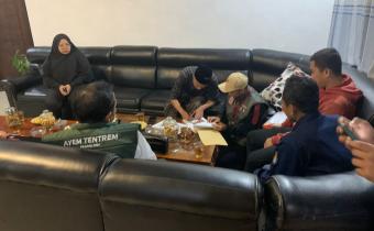 Salah satu Anggota DPRD Kabupaten Semarang sedang menandatangani Formulir   Model-A data pemilih dari petugas pemutakhiran data pemilih dalam Pilkada 2024 mendatang.