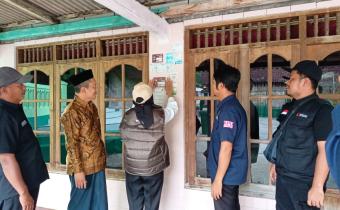 Ketua Panwaslu Kecamatan Bancak Adhi Yusuf Nugroho (paling kanan) dan PKD Wonokerto Muntakhob Widya (paling kiri) lakukan pengawasan coklit di kediaman KH. Nurul Huda di Wonokerto (24/6/2024)