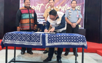 *Foto: Ketua Bawaslu Kabupaten Semarang menandatangani berita acara pembentukan TPS di lokasi khusus (Lapas Ambarawa Kelas II A)