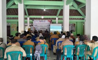 Camat dan Panwascam Tengaran menyampaikan materi terkait netralitas perangkat desa pada Pemilihan Serentak 2024.