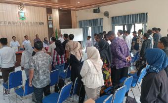 Menyanyikan lagu kebangsaan