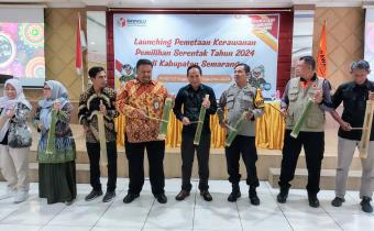 Pemukulan kentongan sebagai tanda Launching Pemetaan Kerawanan Pemilihan Serentak Tahun 2024