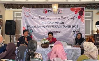  Romdhon Fitriyanto menyampaikan materi dalam Kegiatan Sosialisai Pengawasan Partisipatif Perempuan.