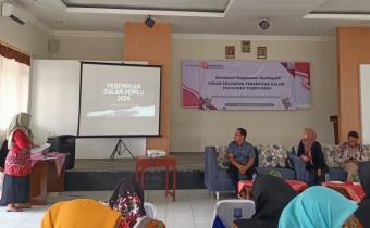 Ketua TP PKK Kecamatan Bancak, Ning Indarti, sedang menyampaikan penjelasan kepada peserta Sosialisasi Pengawasan Partisipatif yang digelar Panwaslu Kecamatan Bancak pada Rabu (11/9/2024)