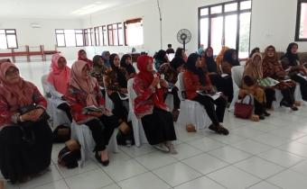 Peserta berdiskusi dengan narasumber dalam acara Sosialisasi Pengawasan Partisipatif yang diselenggarakan Panwaslu Kecamatan Bancak pada Rabu (11/9/2024)